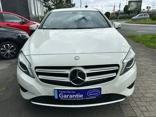Gebraucht Mercedes A180 Style 122 PS (89 kW) 2014 Weiß Limousine