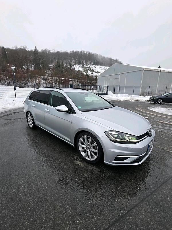 Silber Gebraucht 2020 VW Golf VII Highline Kombi | 14.320 € (Superpreis) - Bild 1/4