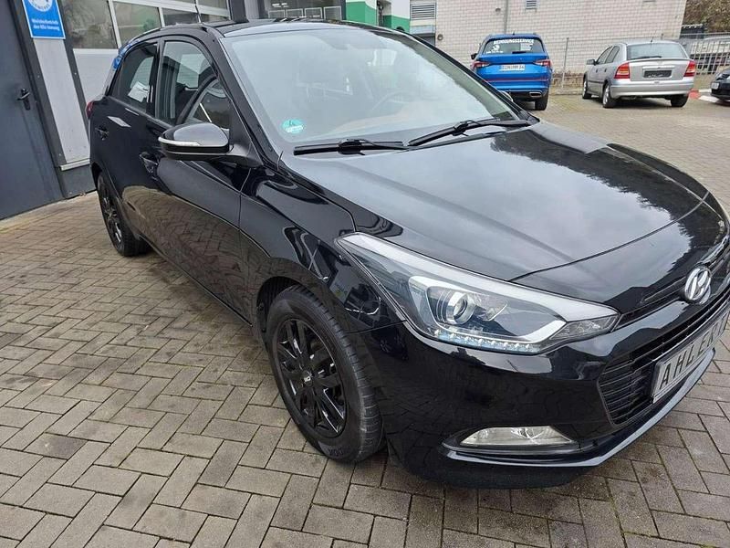 Gebraucht Hyundai i20 Style 101 PS (74 kW) 2016 Schwarz Kleinwagen