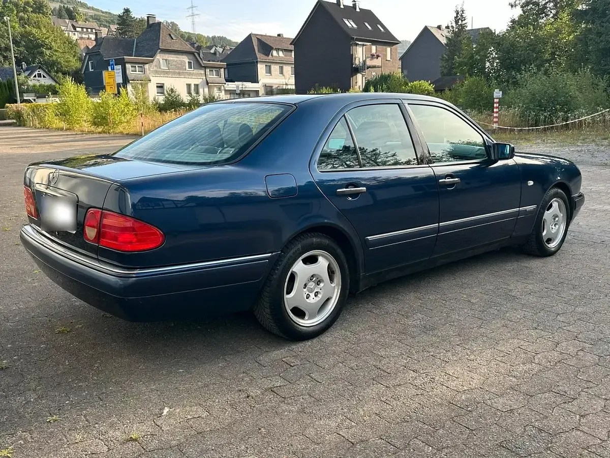 Gebraucht Mercedes E200 136 PS (100 kW) 1998 Blau Limousine