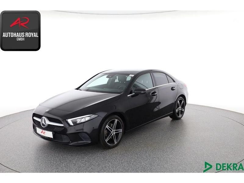 Schwarz (metallic) Gebraucht 2020 Mercedes A180 Style Limousine | 25.880 € (Teuer) - Bild 1/4