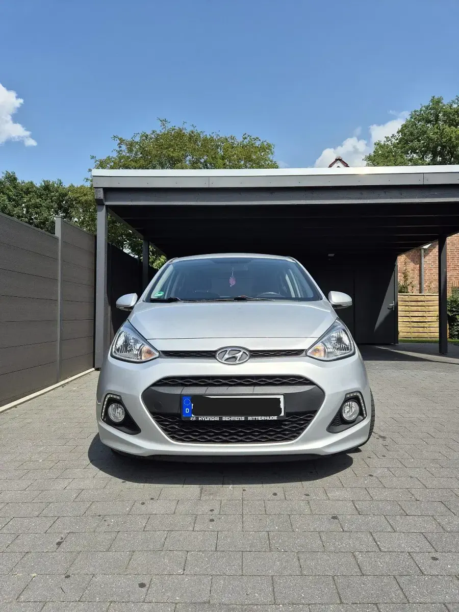 Gebraucht Hyundai i10 Edition 67 PS (49 kW) 2015 Silber Kleinwagen