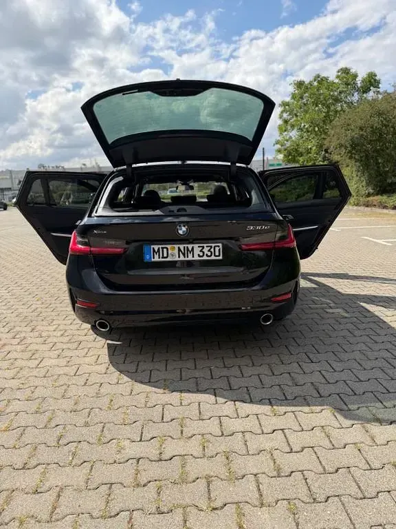Gebraucht BMW 330e Sport Line 292 PS (214 kW) 2020 Schwarz Limousine