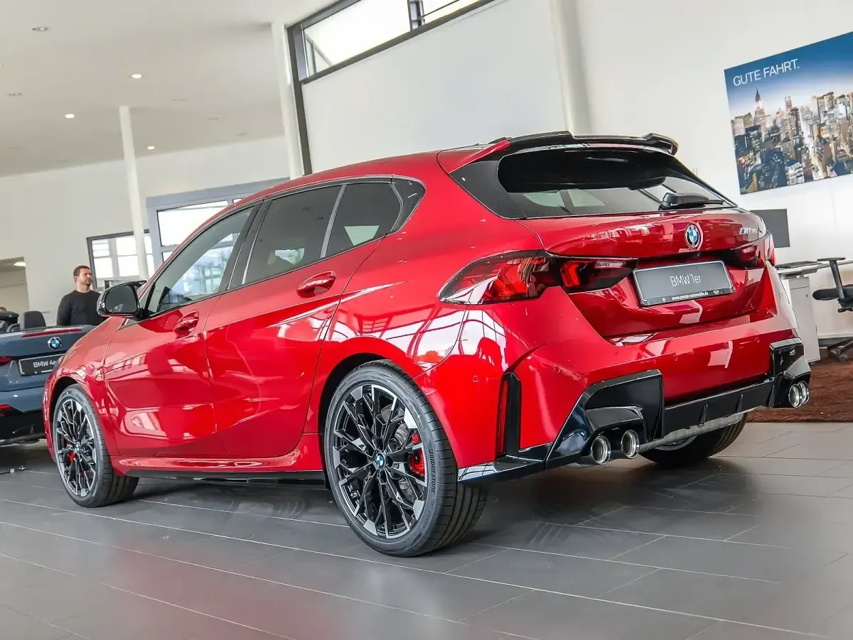 Neu BMW M135 M Sport 300 PS (220 kW) 2026 Rot Kleinwagen