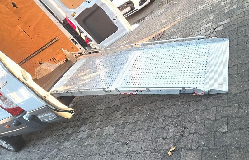 Weiß Gebraucht 2016 Ford Transit Limousine | 15.999 € (Fairer Preis) - Bild 1/4