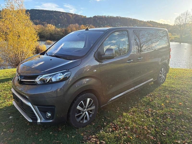 Grau Gebraucht 2017 Toyota Proace Verso Comfort Kombi | 17.990 € (Fairer Preis) - Bild 1/4