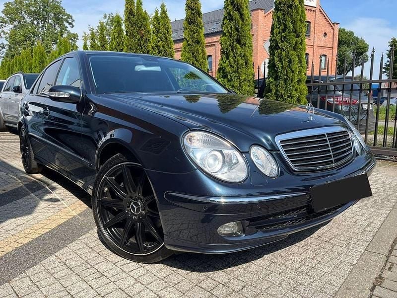Blau Gebraucht 2005 Mercedes E500 Avantgarde Limousine | 15.500 € (Teuer) - Bild 1/4