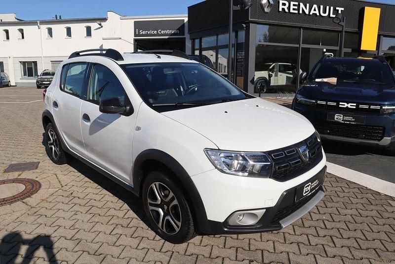 Weiß Gebraucht 2019 Dacia Sandero Celebration Kleinwagen | 11.490 € (Fairer Preis) - Bild 1/4