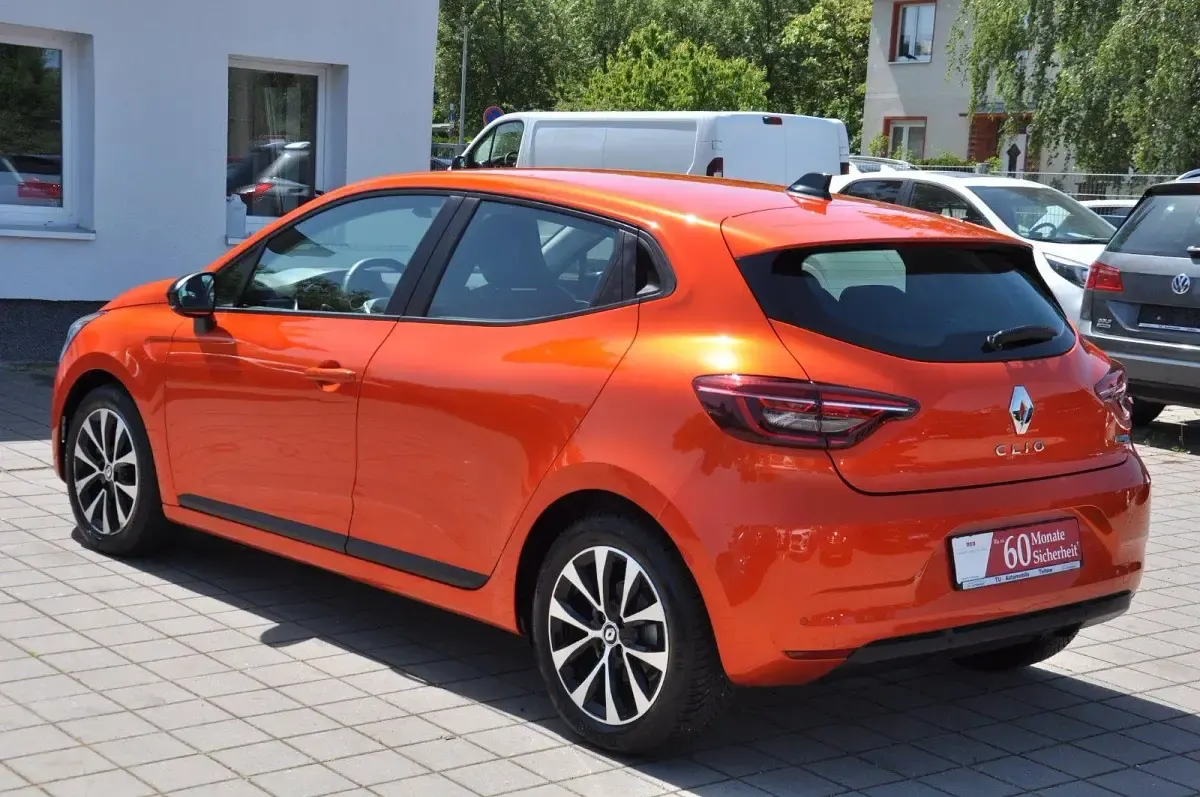 Używany Renault Clio V Equilibre 143 KM (105 kW) 2023 Pomarańczowy Hatchback
