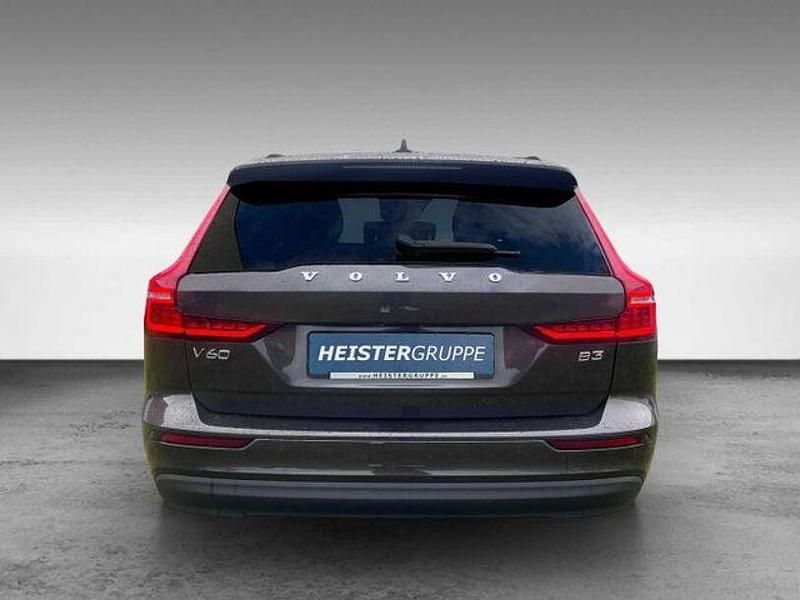Gebraucht Volvo V60 Core 163 PS (119 kW) 2023 Grau (platinum grey / metallic) Kombi