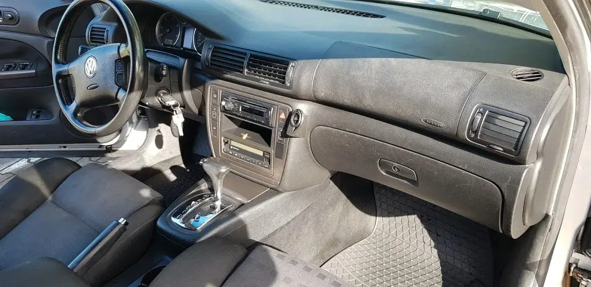Second-hand VW Passat 131 CP (96 kW) 2002 Argintiu Berlinǎ