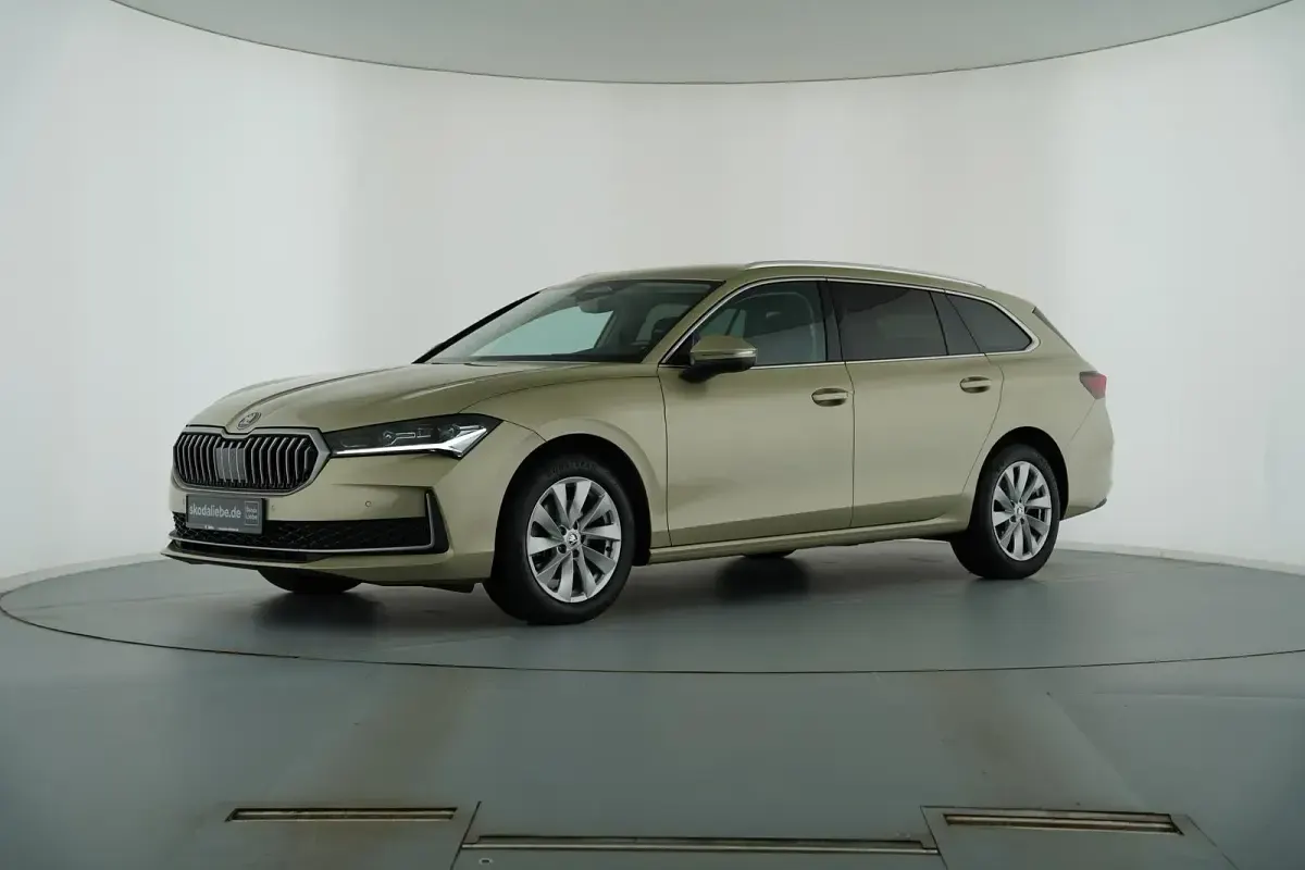 Gebraucht Skoda Superb Selection 150 PS (110 kW) 2024 Ice tea gelb metallic Kombi