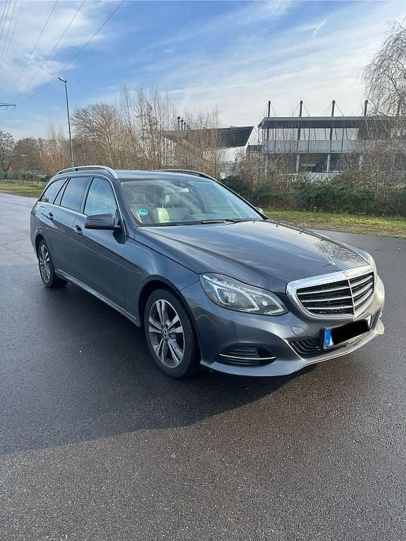 Grau Gebraucht 2015 Mercedes E220 Edition Limousine | 12.500 € (Superpreis) - Bild 1/4
