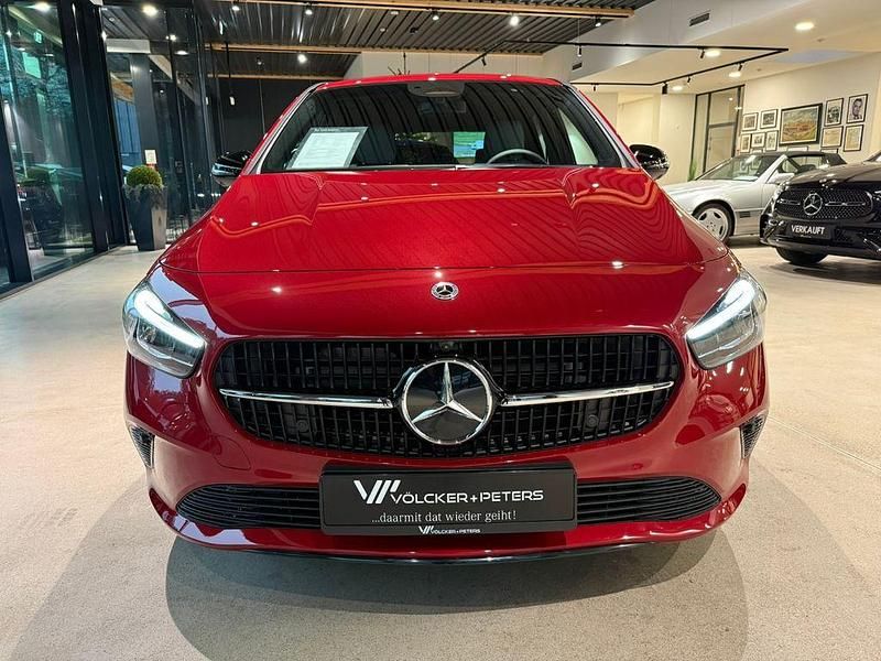 Gebraucht Mercedes B200 Night 163 PS (119 kW) 2025 Rot Van / Kleinbus