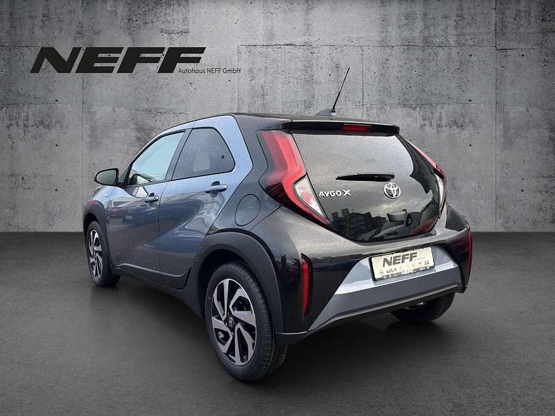 Neu Toyota Aygo X Team 72 PS (52 kW) 2025 Chili red / night sky black SUV