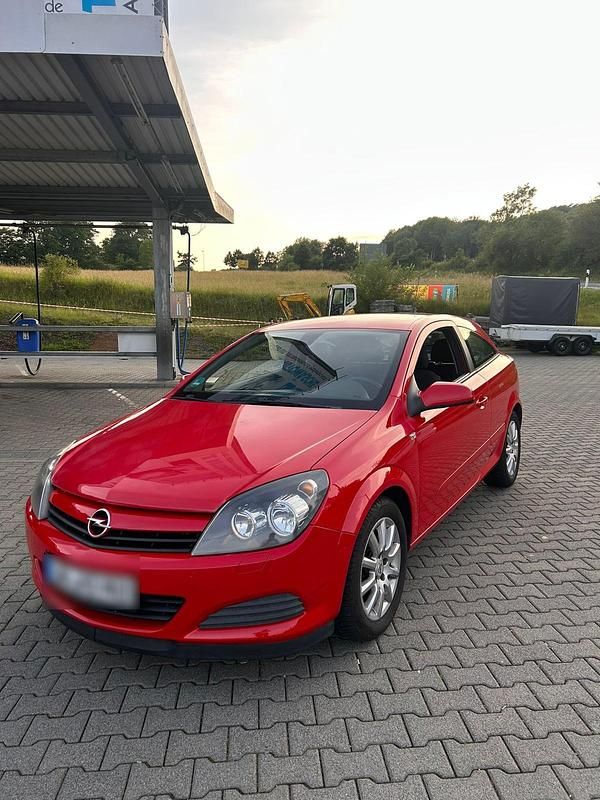 Rot Gebraucht 2009 Opel Astra Coupé | 2.200 € - Bild 1/4
