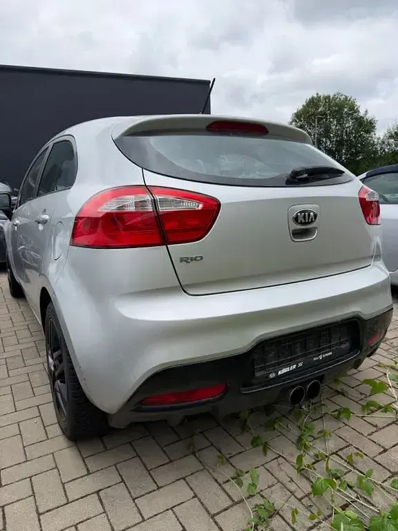 Gebraucht Kia Rio 109 PS (80 kW) 2015 Silber Limousine