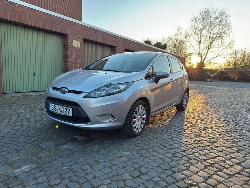 Gebraucht Ford Fiesta Trend 82 PS (60 kW) 2010 Silber Kleinwagen