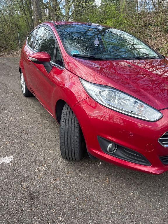 Gebraucht Ford Fiesta Titanium 101 PS (74 kW) 2016 Rot Kleinwagen