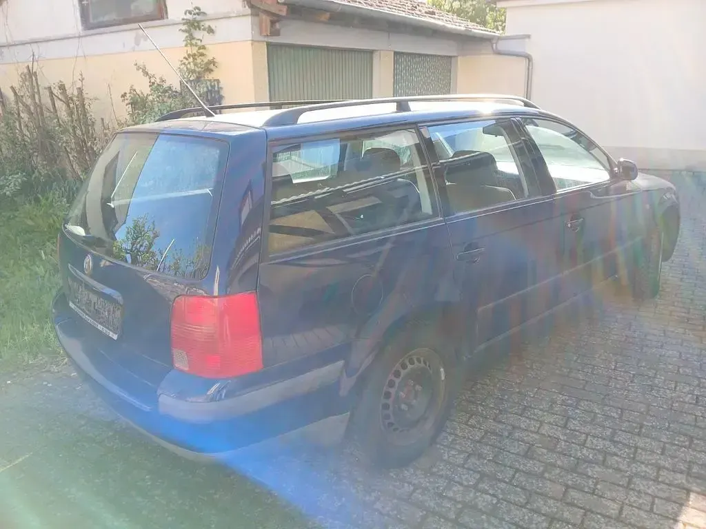 Gebraucht VW Passat Basis 125 PS (91 kW) 1998 Blau Kombi