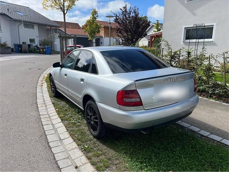 Gebraucht Audi A4 125 PS (91 kW) 1996 Silber Limousine