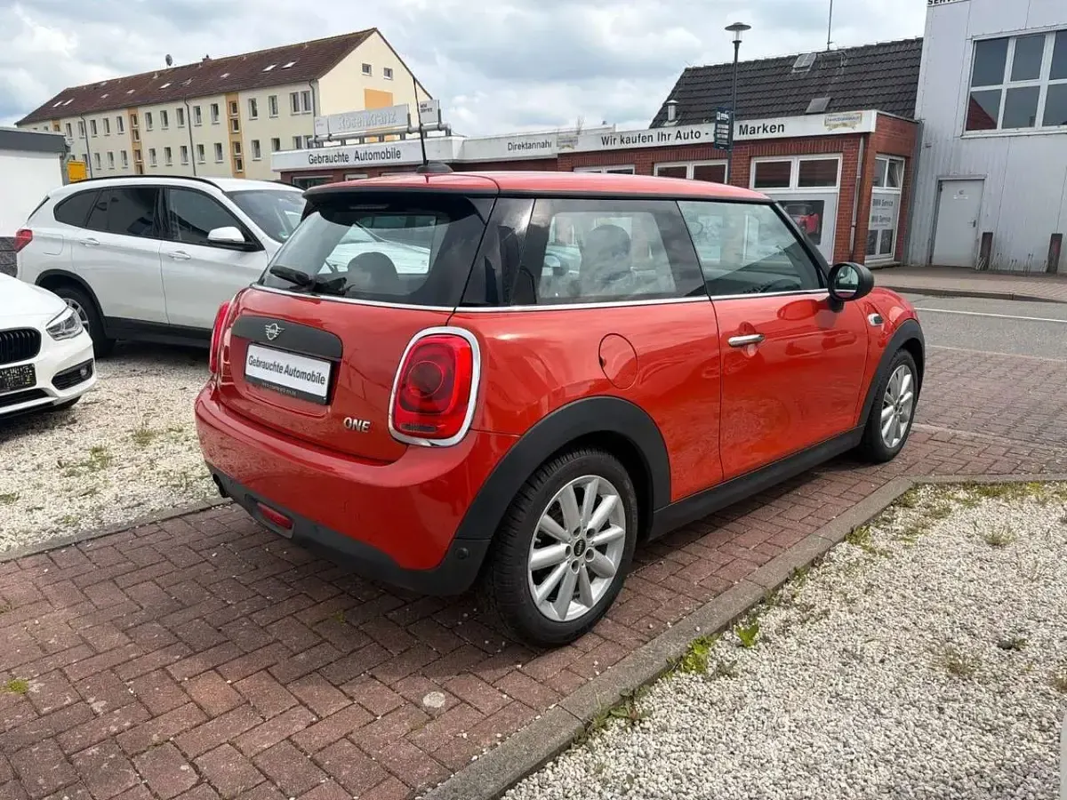 Gebraucht Mini ONE 102 PS (75 kW) 2018 Solaris orange Kleinwagen