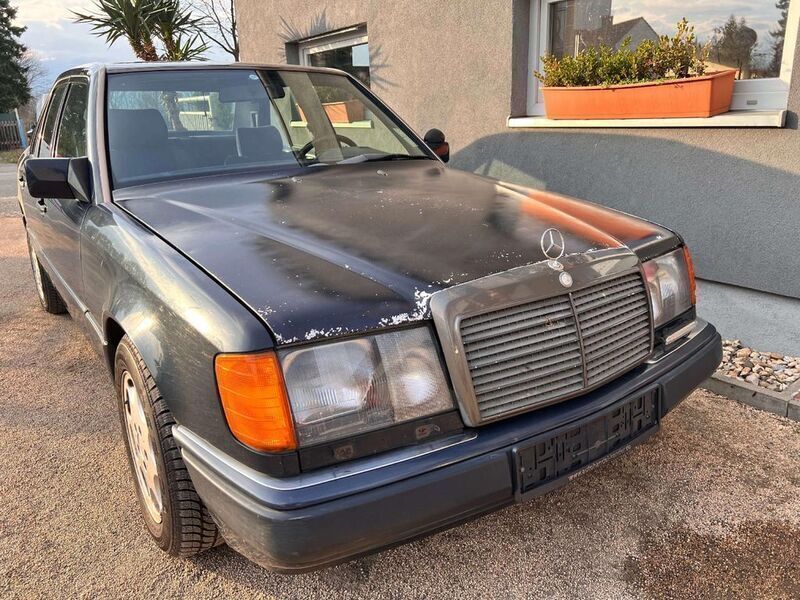 Gebraucht Mercedes E200 75 PS (55 kW) 1990 Blau Limousine
