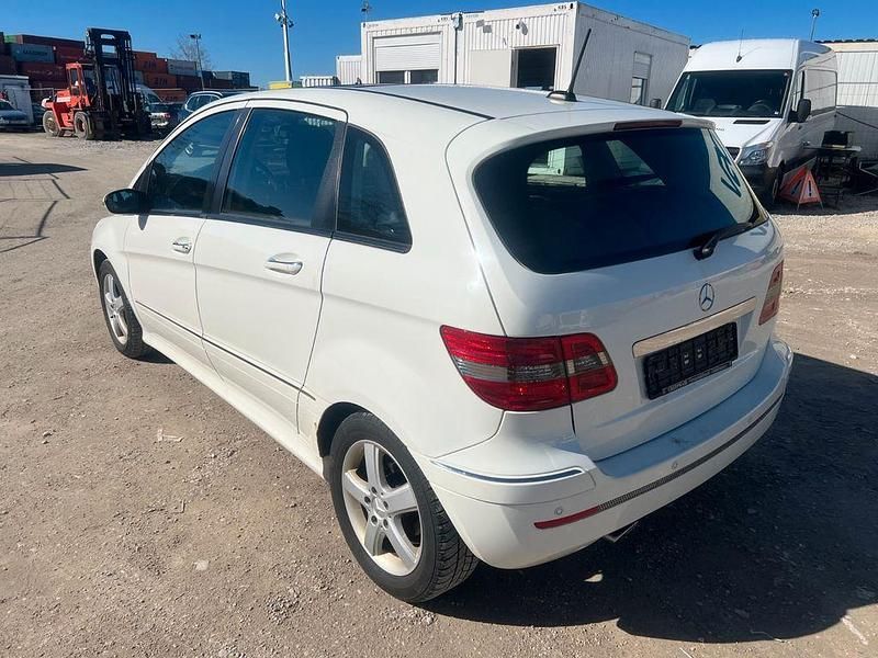 Gebraucht Mercedes B200 140 PS (102 kW) 2008 Weiß Van / Kleinbus
