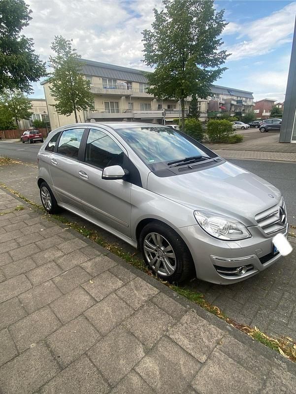 Silber Gebraucht 2010 Mercedes B200 Van / Kleinbus | 5.200 € (Fairer Preis) - Bild 1/4