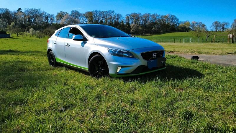 Silber Gebraucht 2013 Volvo V40 R-Design Kombi | 9.800 € (Fairer Preis) - Bild 1/4