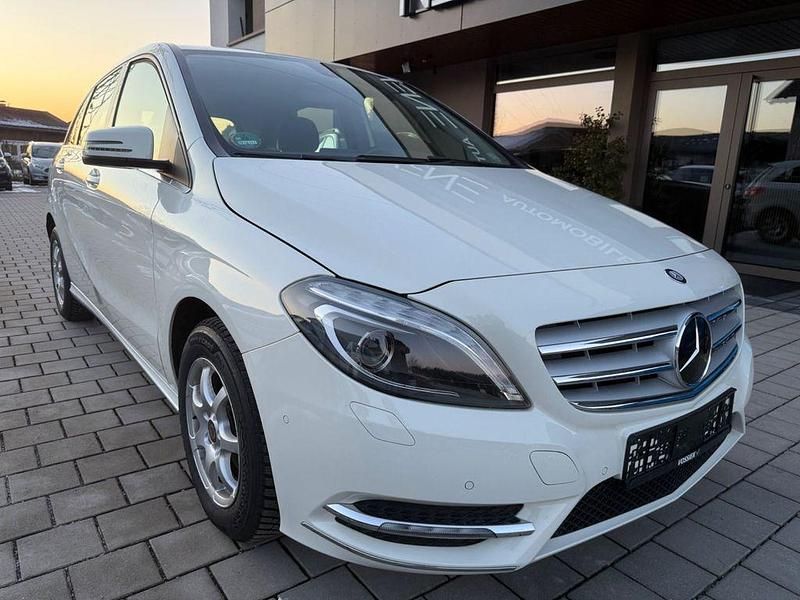 Gebraucht Mercedes B180 109 PS (80 kW) 2014 Weiß Van / Kleinbus