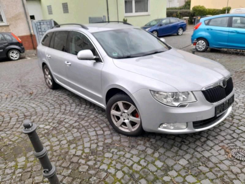 Silber Gebraucht 2013 Skoda Superb Kombi | 6.100 € (Superpreis) - Bild 1/4