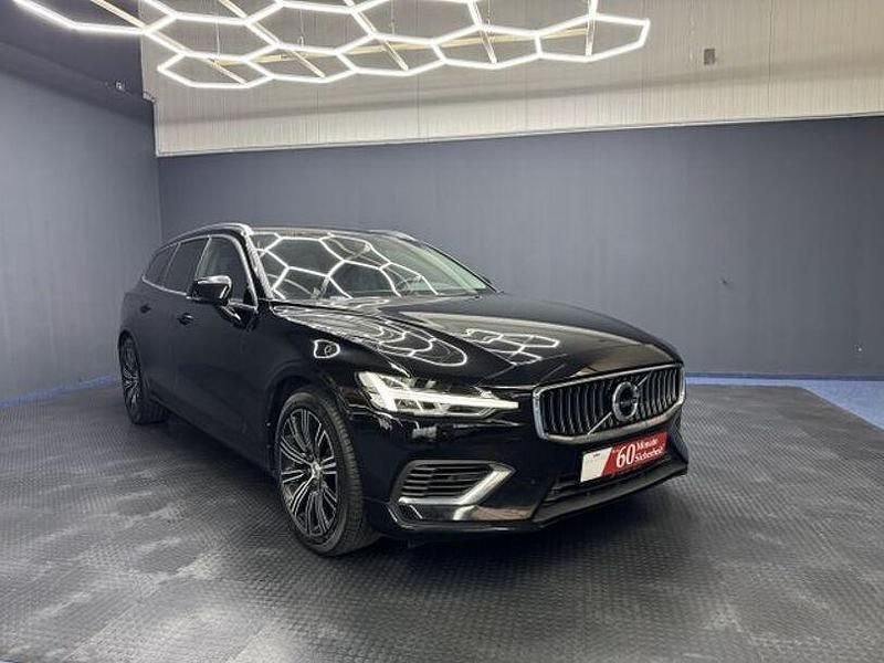 Black solid stone / solid Gebraucht 2021 Volvo V60 Inscription Kombi | 28.790 € (Fairer Preis) - Bild 1/4
