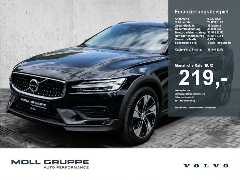 Gebraucht Volvo V60 CC Plus 197 PS (144 kW) 2023 Onyx black / metallic Kombi