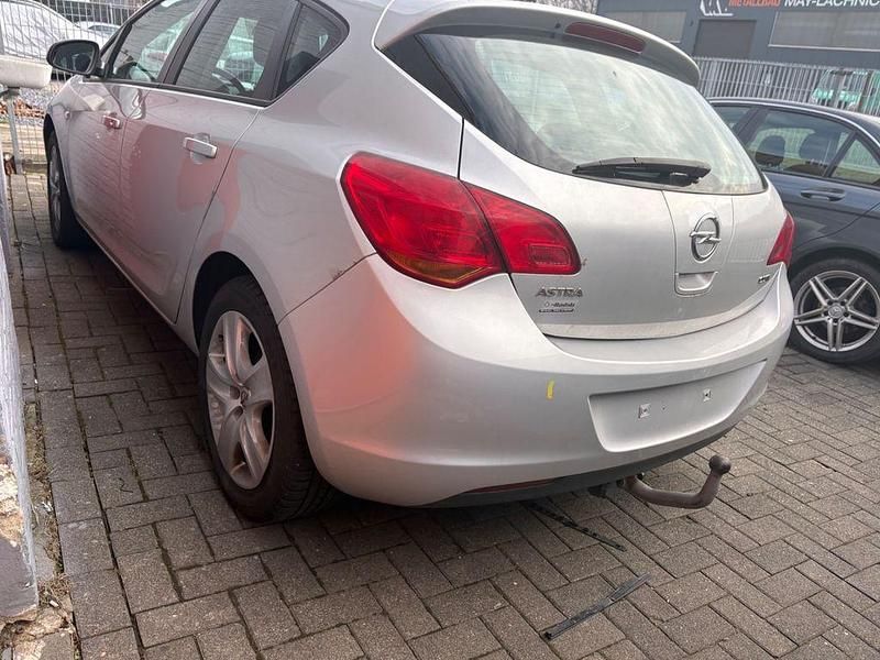Gebraucht Opel Astra Design Edition 125 PS (91 kW) 2011 Silber Limousine