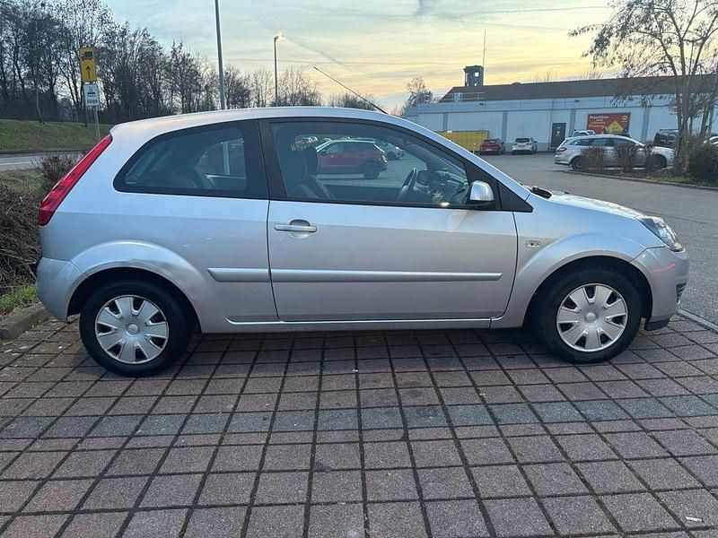 Gebraucht Ford Fiesta 80 PS (58 kW) 2008 Silber Limousine
