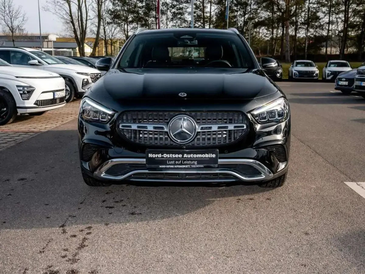 Gebraucht Mercedes GLA200 Progressive 163 PS (119 kW) 2025 Metalliclack kosmosschwarz SUV