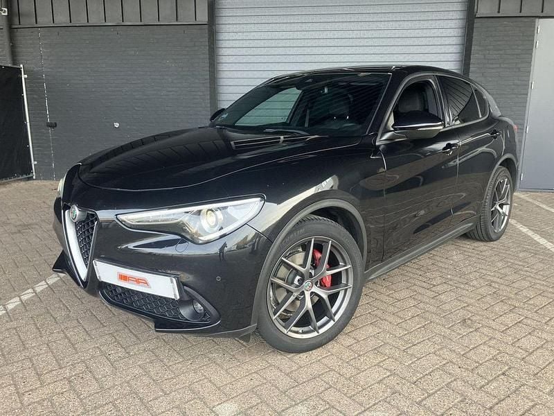 Gebraucht Alfa Romeo Stelvio Super 179 PS (131 kW) 2017 Schwarz SUV