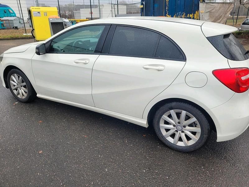 Gebraucht Mercedes A180 120 PS (88 kW) 2013 Weiß Kleinwagen