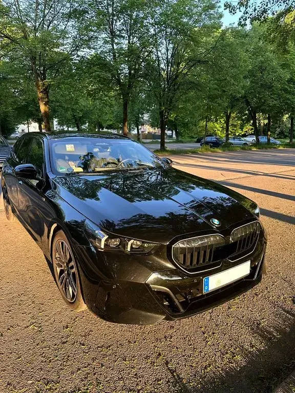 Gebraucht BMW 520 M Sport 197 PS (144 kW) 2024 Schwarz Kombi
