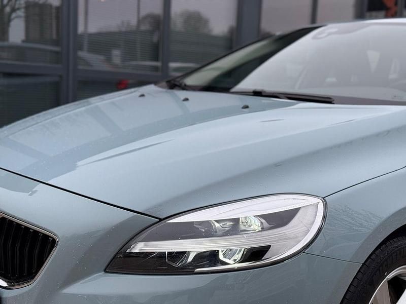 Gebraucht Volvo V40 Kinetic 122 PS (89 kW) 2018 Blau Limousine