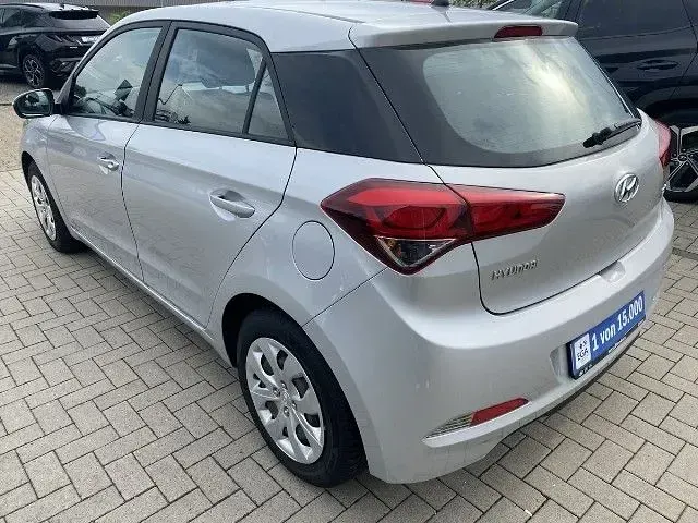 Gebraucht Hyundai i20 75 PS (55 kW) 2017 Silber Limousine