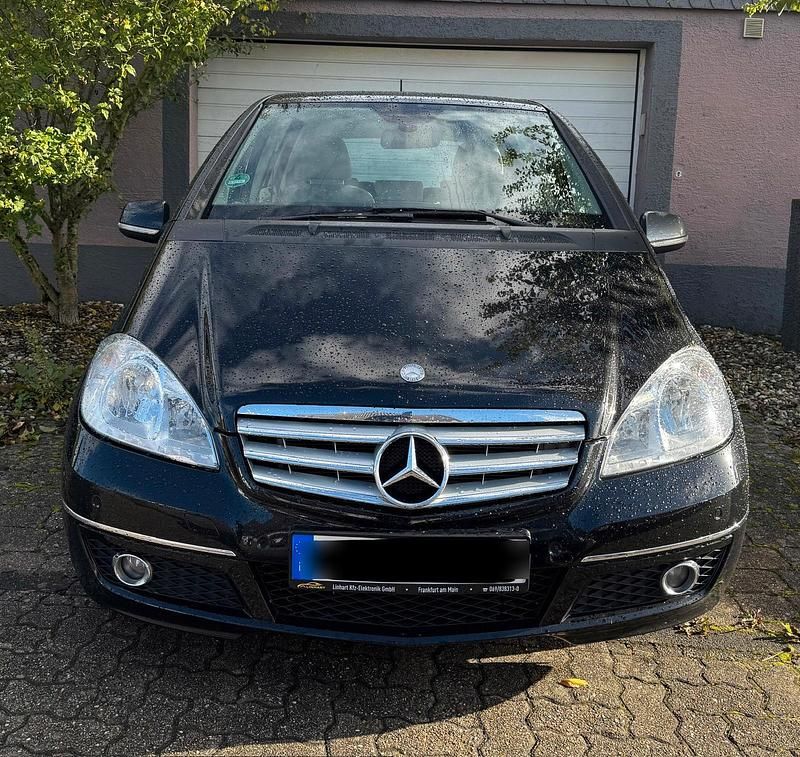 Schwarz Gebraucht 2010 Mercedes A180 Kleinwagen | 2.500 € (Fairer Preis) - Bild 1/4