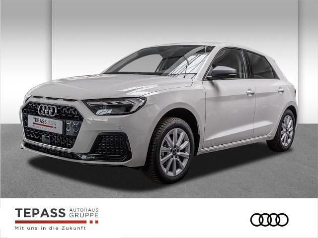 Weiss Gebraucht 2025 Audi A1 Sportback Advanced Kleinwagen | 25.880 € (Etwas zu teuer) - Bild 1/4