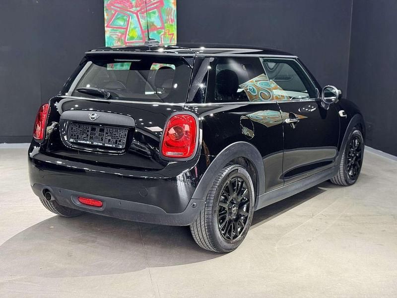 Gebraucht Mini ONE 102 PS (75 kW) 2019 Midnight black metallic Kleinwagen