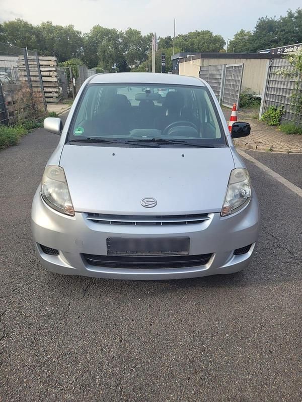 Grau Gebraucht 2008 Daihatsu Sirion Kleinwagen | 1.699 € (Fairer Preis) - Bild 1/4