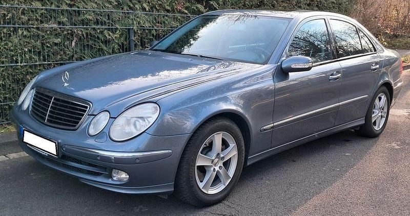 Grau Gebraucht 2002 Mercedes E320 Avantgarde Limousine | 3.999 € (Superpreis) - Bild 1/4