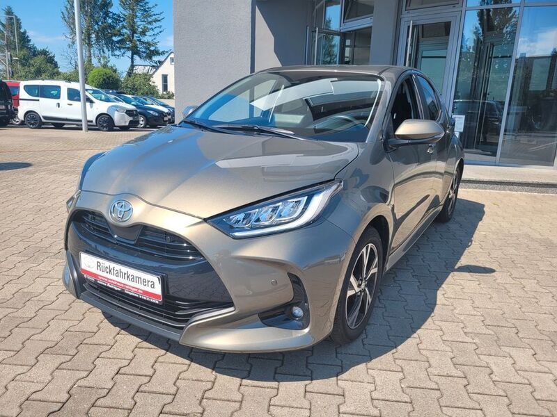 Braun Gebraucht 2024 Toyota Yaris Style Limousine | 20.899 € (Fairer Preis) - Bild 1/2
