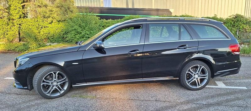 Schwarz Gebraucht 2014 Mercedes E220 Edition Kombi | 15.400 € (Fairer Preis) - Bild 1/4