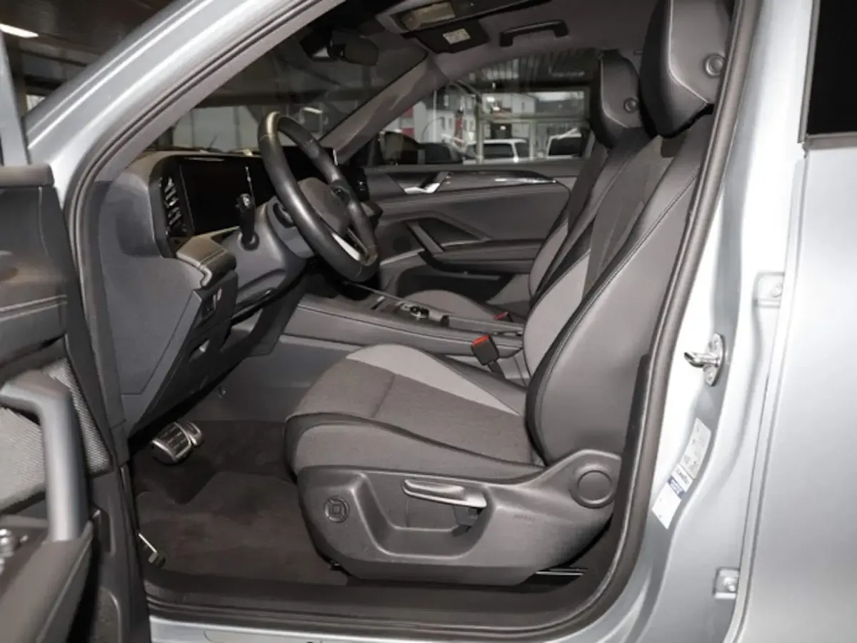 Gebraucht VW Tiguan Goal 150 PS (110 kW) 2024 Oyster silver metallic SUV